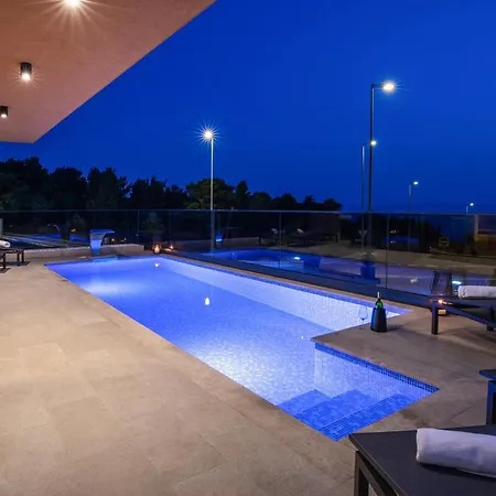 4 Bedroom Lovely In Holiday home
